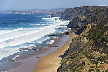 Portugal, Algarve, Sagres, Blick auf Strand mit Klippen - MIRF000404