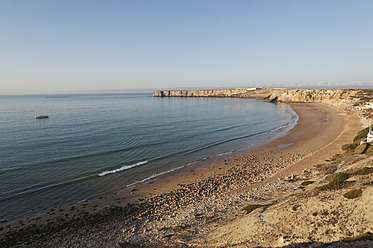 Portugal, Algarve, Sagres, Blick auf den Strand - MIRF000406