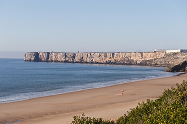 Portugal, Algarve, Sagres, Blick auf Strand mit Klippe - MIRF000408