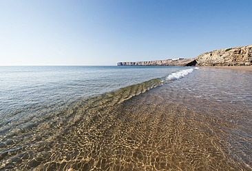 Portugal, Algarve, Sagres, Blick auf den Strand mit Spiegelung - MIRF000409
