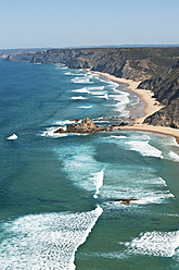 Portugal, Algarve, Sagres, Blick auf den Atlantischen Ozean mit Wellen - MIRF000410