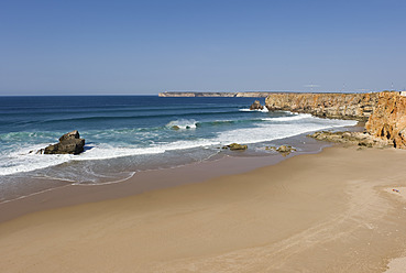 Portugal, Algarve, Sagres, Blick auf Strand mit Klippen - MIRF000411