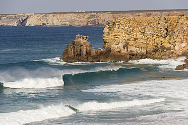 Portugal, Algarve, Sagres, Blick auf den Atlantischen Ozean mit brechenden Wellen und Klippe - MIRF000413