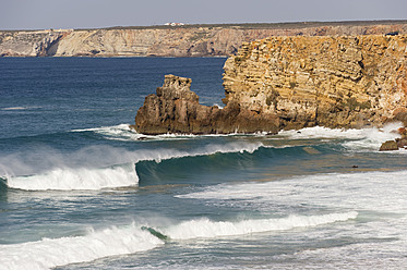 Portugal, Algarve, Sagres, View of Atlantic ocean with breaking waves and cliff - MIRF000413