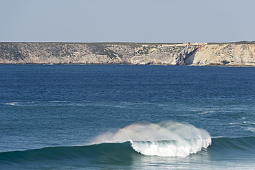 Portugal, Algarve, Sagres, Blick auf den Atlantischen Ozean mit brechenden Wellen und Klippen im Hintergrund - MIRF000414