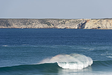 Portugal, Algarve, Sagres, View of Atlantic ocean with breaking waves and cliff in background - MIRF000414