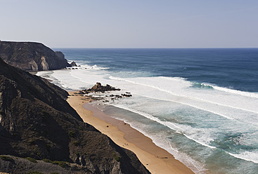 Portugal, Algarve, Sagres, Blick auf den Atlantischen Ozean mit brechenden Wellen und Klippe - MIRF000415