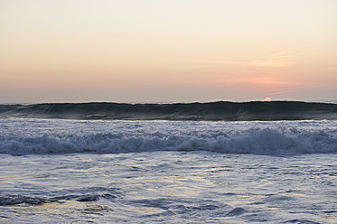 Portugal, Algarve, Sagres, Blick auf den Atlantischen Ozean mit brechenden Wellen bei Sonnenuntergang - MIRF000416