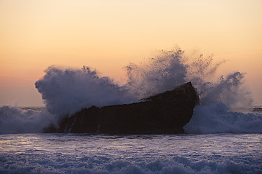 Portugal, Algarve, Sagres, Blick auf den Atlantischen Ozean mit brechenden Wellen bei Sonnenuntergang - MIRF000418