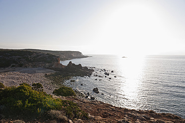 Portugal, Algarve, Sagres, Blick auf den Atlantischen Ozean bei Sonnenuntergang - MIRF000419