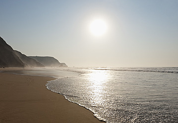 Portugal, Algarve, Sagres, Blick auf den Strand bei Sonnenuntergang - MIRF000420