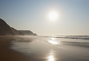 Portugal, Algarve, Sagres, Blick auf den Strand bei Sonnenuntergang - MIRF000421