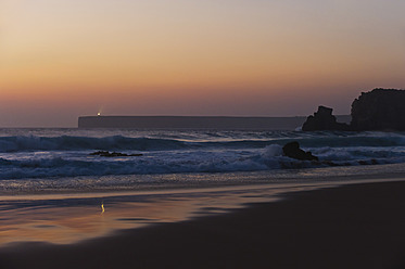 Portugal, Algarve, Sagres, Blick auf Strand mit brechenden Wellen bei Sonnenuntergang - MIRF000426