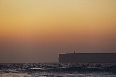 Portugal, Algarve, Sagres, Blick auf den Strand bei Sonnenuntergang - MIRF000427