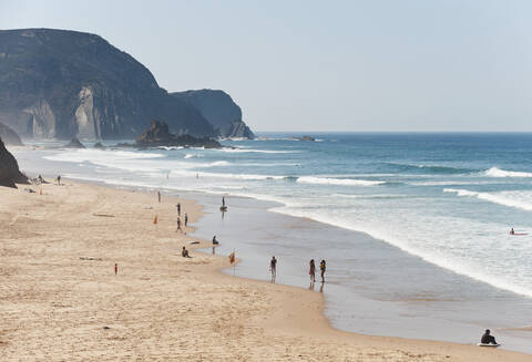 Portugal, Algarve, Sagres, Menschen, die sich am Strand vergnügen, lizenzfreies Stockfoto