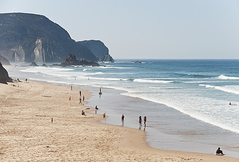 Portugal, Algarve, Sagres, People enjoying on beach - MIRF000430