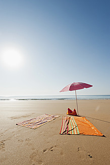 Portugal, Algarve, Sagres, Sonnenschirm und Decke am Strand - MIRF000431