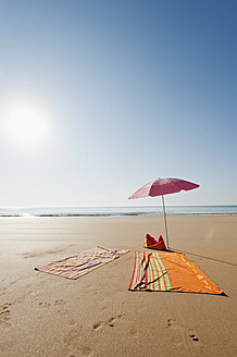 Portugal, Algarve, Sagres, Sunshade and blanket on beach - MIRF000431