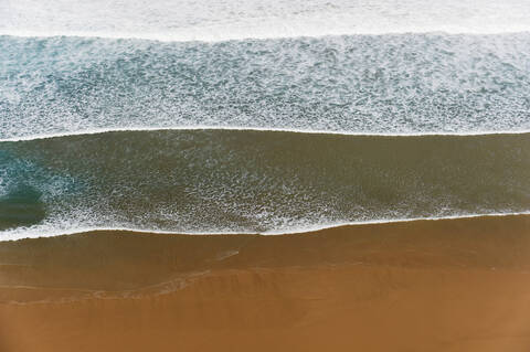 Portugal, Algarve, Sagres, Blick auf den Atlantischen Ozean mit Wellen, lizenzfreies Stockfoto