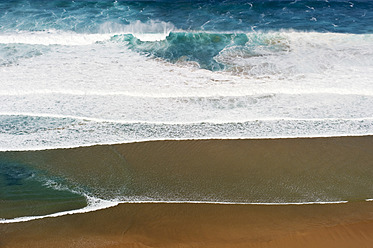 Portugal, Algarve, Sagres, Blick auf den Atlantischen Ozean mit brechenden Wellen - MIRF000433