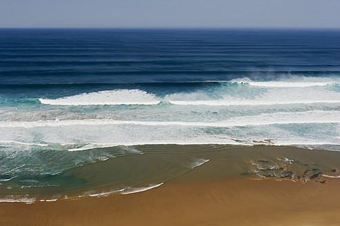 Portugal, Algarve, Sagres, Blick auf den Atlantischen Ozean mit brechenden Wellen - MIRF000434