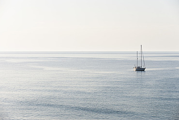 Portugal, Algarve, Sagres, Sailboat sailing on Atlantic ocean - MIRF000435