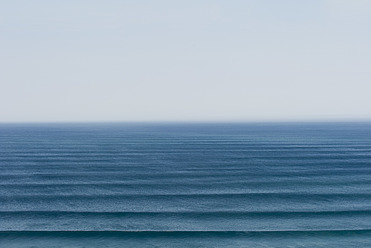 Portugal, Algarve, Sagres, Blick auf den Atlantischen Ozean mit Wellen - MIRF000436