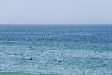Portugal, Algarve, Sagres, Surfer beim Surfen auf dem Atlantik - MIRF000437