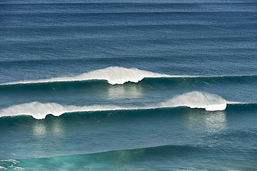Portugal, Algarve, Sagres, Blick auf den Atlantischen Ozean mit brechenden Wellen - MIRF000440