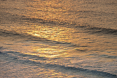 Portugal, Algarve, Sagres, Blick auf den Atlantischen Ozean mit Wellen in der Abenddämmerung - MIRF000442