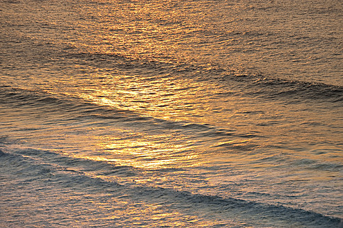 Portugal, Algarve, Sagres, Blick auf den Atlantischen Ozean mit Wellen in der Abenddämmerung - MIRF000442