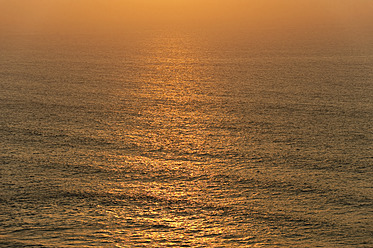 Portugal, Algarve, Sagres, View of Atlantic ocean with waves at dusk - MIRF000443