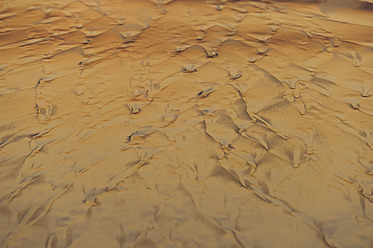 Portugal, Algarve, Sagres, Blick auf Sand mit geriffeltem Muster - MIRF000446