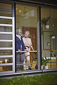 Deutschland, Köln, Seniorinnen im Pflegeheim, lächelnd - WESTF018731
