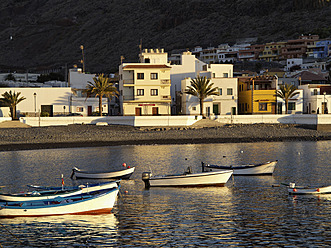 Spanien, La Gomera, Blick auf Playa de Santiago mit Hafen - SIEF002560