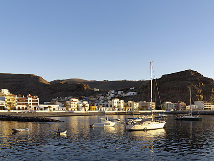 Spanien, La Gomera, Blick auf Playa de Santiago mit Hafen - SIEF002555