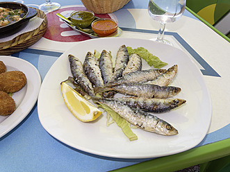 Spanien, La Gomera, Frittierte Sardinen in Teller auf Tisch - SIEF002562