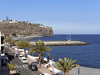 Spanien, La Gomera, Blick auf die Strandpromenade und das Hotel Jardin Tecina auf der Klippe - SIEF002577