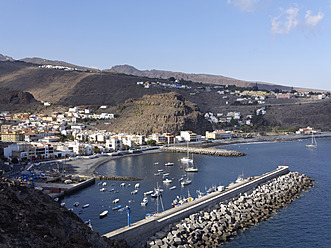 Spanien, La Gomera, Blick auf Playa de Santiago mit Hafen - SIEF002564