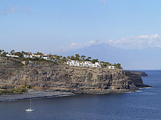 Spanien, La Gomera, Blick auf das Hotel Jardin Tecina auf der Klippe - SIEF002565