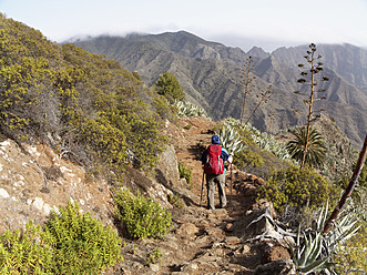 Spanien, La Gomera, Frau beim Wandern im Barranco de la Laja - SIEF002566