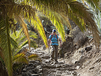 Spanien, La Gomera, Frau beim Wandern im Barranco de la Laja - SIEF002567