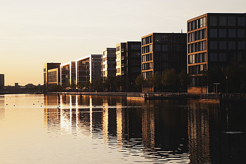 Europa, Deutschland, Nordrhein-Westfalen, Blick auf den Duisburger Innenhafen - GWF001757