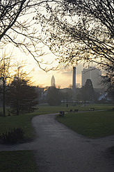 Deutschland, Frankfurt, Blick auf den Park mit Messeturm im Hintergrund - MUF001197