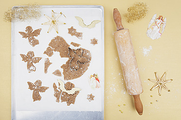 Weihnachtsengel-Plätzchen auf dem Backblech - GWF001767