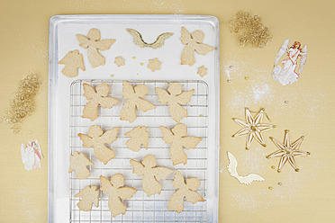 Freshly baked christmas angel cookies on baking tray - GWF001771