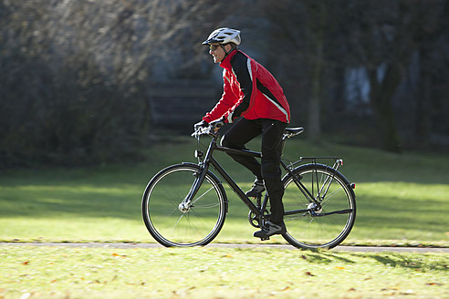 Deutschland, Bayern, München, Älterer Mann radelt durch Singletrail - DSF000613