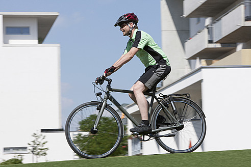 Deutschland, Bayern, München, Reifer Mann beim Radfahren - DSF000604