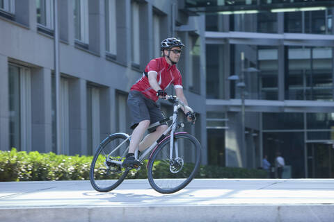 Deutschland, Bayern, München, Reifer Mann beim Radfahren, lizenzfreies Stockfoto