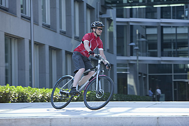 Deutschland, Bayern, München, Reifer Mann beim Radfahren - DSF000605